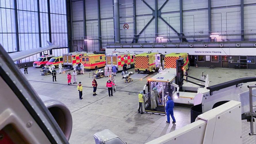 In Zusammenarbeit mit dem Sanitätsdienst brachte die Luftwaffe fünf Corona-Patienten aus Bayern zum Hamburger Flughafen. Foto: Team Luftwaffe/Twitter 