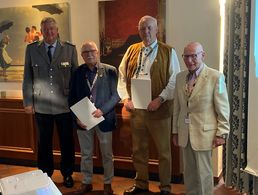 In Fischbek (v.l.n.r.): Oberst Thomas Behr, Oberstabsfeldwebel a.D. Joachim Mieske sowie die Oberstleutnante a.D. Karl Hartmann und Klaus-Jürgen Quadbeck. Foto: LV Nord