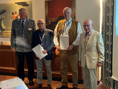 In Fischbek (v.l.n.r.): Oberst Thomas Behr, Oberstabsfeldwebel a.D. Joachim Mieske sowie die Oberstleutnante a.D. Karl Hartmann und Klaus-Jürgen Quadbeck. Foto: LV Nord