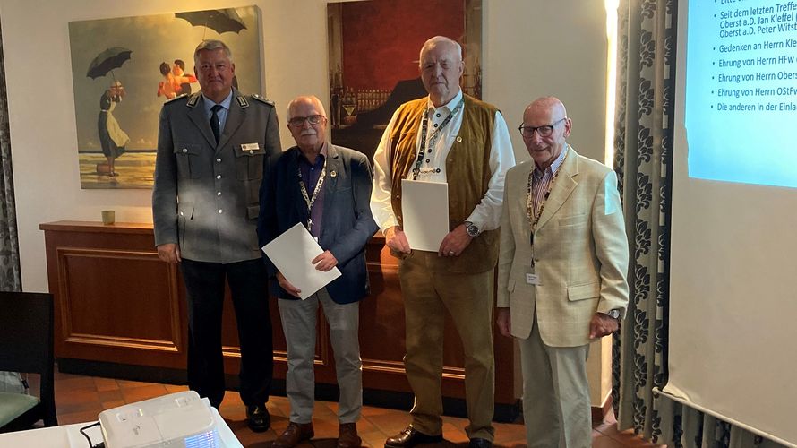 In Fischbek (v.l.n.r.): Oberst Thomas Behr, Oberstabsfeldwebel a.D. Joachim Mieske sowie die Oberstleutnante a.D. Karl Hartmann und Klaus-Jürgen Quadbeck. Foto: LV Nord