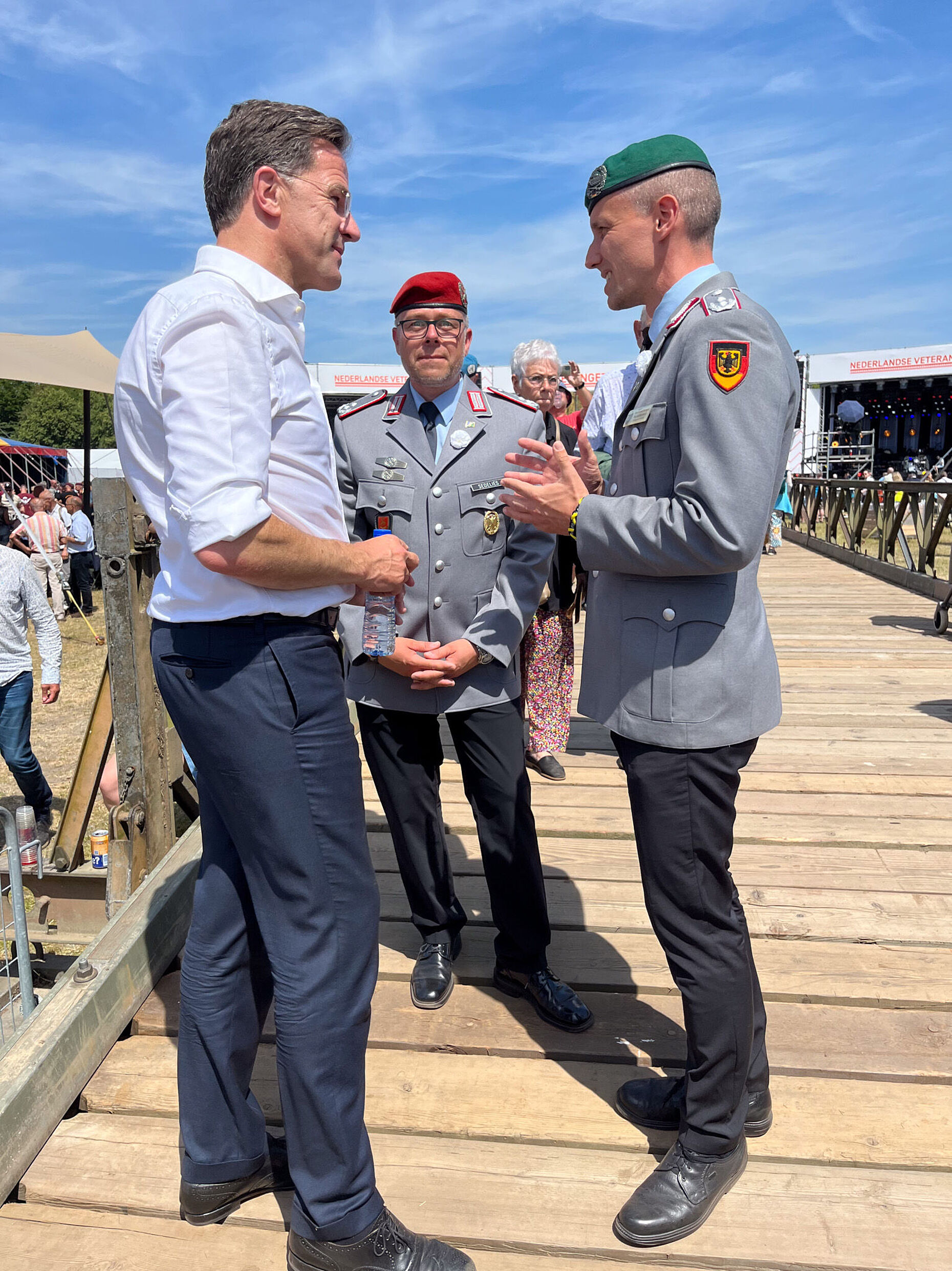 Marcel Bohnert und Michael Sedelies im Gespräch mit Mark Rutte, dem niederländischen Ministerpräsidenten und designierten NATO-Generalsekretär. Foto: DBwV