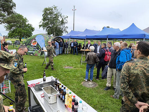 Stabsfeldwebel André Korb eröffnet das Sommerfest und „schafft damit den Sprung ins Bild". Foto: Hauptmann Christian Neumann