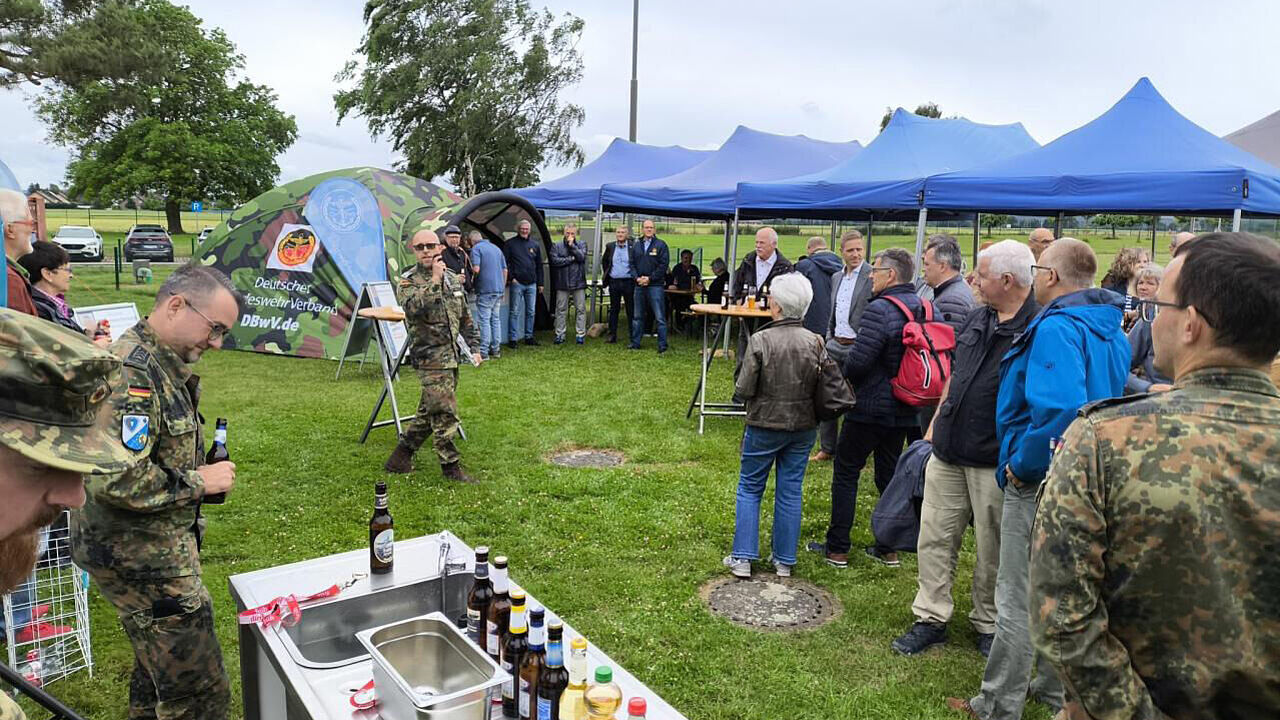 Stabsfeldwebel André Korb eröffnet das Sommerfest und „schafft damit den Sprung ins Bild". Foto: Hauptmann Christian Neumann