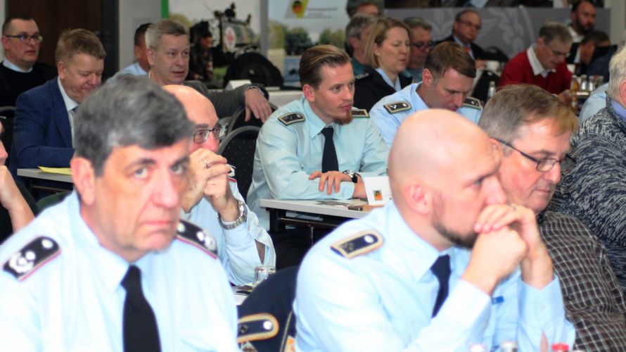 Delegierte aus zwei Bereichen in einem Plenum. Foto: DBwV/Hahn