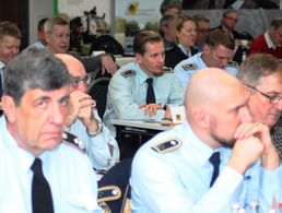 Delegierte aus zwei Bereichen in einem Plenum. Foto: DBwV/Hahn