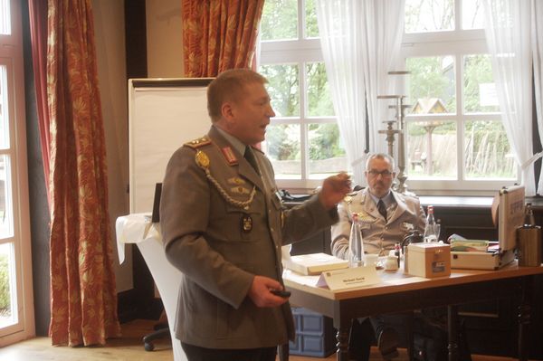 Stabsfeldwebel a.D. Dombrowski erläuterte die Verbandserfolge der letzten Jahre, rechts der Bezirksvorsitzende und Tagungsleiter David. Foto: DBwV