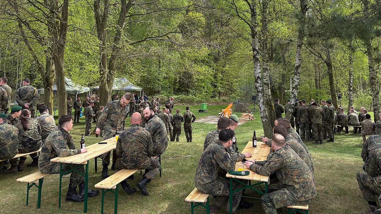 Trotz Ferien- und Urlaubszeit waren auch in diesem Jahr wieder zahlreiche Mitglieder zum Osterfeuer der TruKa Ernst-Moritz-Arndt-Kaserne gekommen. Foto: Jens Pollok