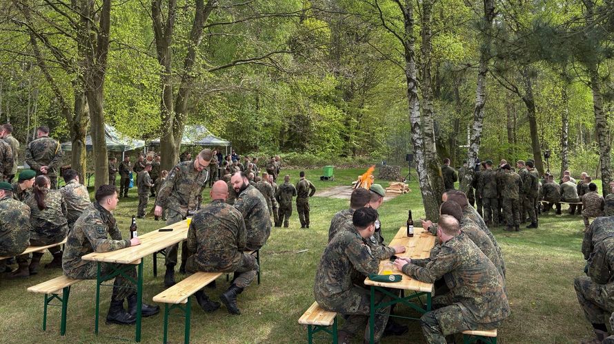 Trotz Ferien- und Urlaubszeit waren auch in diesem Jahr wieder zahlreiche Mitglieder zum Osterfeuer der TruKa Ernst-Moritz-Arndt-Kaserne gekommen. Foto: Jens Pollok