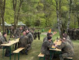 Trotz Ferien- und Urlaubszeit waren auch in diesem Jahr wieder zahlreiche Mitglieder zum Osterfeuer der TruKa Ernst-Moritz-Arndt-Kaserne gekommen. Foto: Jens Pollok