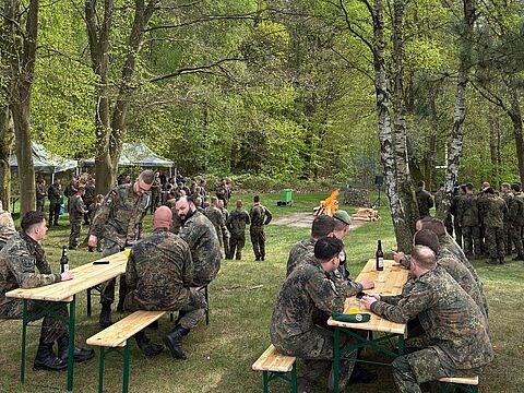 Trotz Ferien- und Urlaubszeit waren auch in diesem Jahr wieder zahlreiche Mitglieder zum Osterfeuer der TruKa Ernst-Moritz-Arndt-Kaserne gekommen. Foto: Jens Pollok