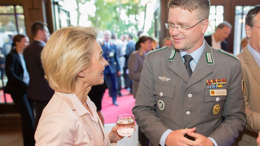 Der DBwV-Bundesvorsitzende André Wüstner im Gespräch mit Verteidigungsministerin Ursula von der Leyen (Archivbild) 