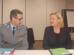 Oliver Sekuli im Gespräch mit der Wehrbeauftragten Dr. Eva Högl. Foto: DBwV