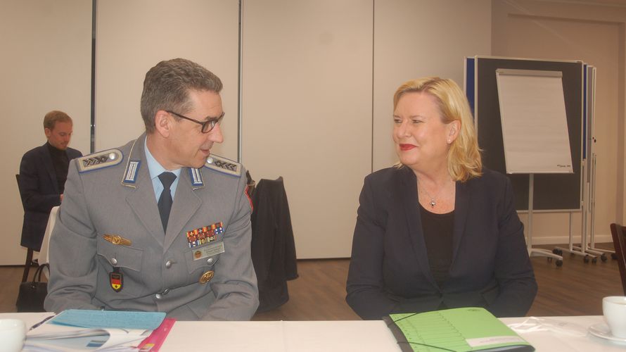 Oliver Sekuli im Gespräch mit der Wehrbeauftragten Dr. Eva Högl. Foto: DBwV