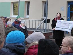 Hauptmann Ralf Baasch bei der Scheckübergabe an die Schulleiterin Anna Maria Kenzig.