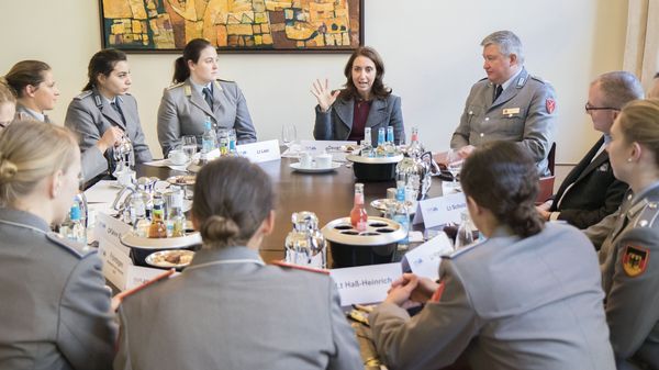 Diskussion mit der Staatsministerin über die Bundeswehr und das Ehrenamt. Foto: DBwV/gr. Darrelmann