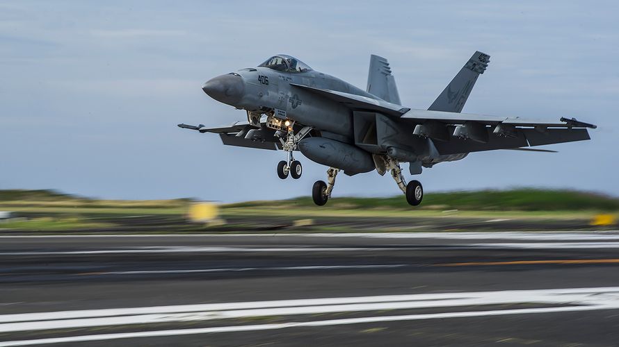 Eine F/A-18 E Super Hornet der US Navy bei Landungstests in Japan. Foto: US Navy/Mass Communication Specialist 1st Class Trevor Welsh