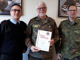 (v.l.): Bezirksvorsitzender Oberstleutnant Michael Schwab, der Jubilar Fregattenkapitän Bernhard Briel und TruKa-Vorsitzender Oberstabsfeldwebel Frank Blenz. Foto: Dirk Drews