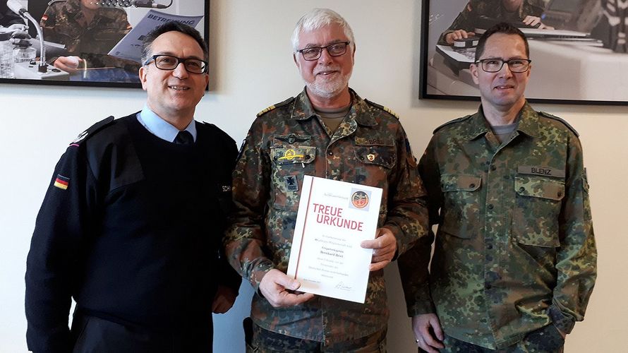 (v.l.): Bezirksvorsitzender Oberstleutnant Michael Schwab, der Jubilar Fregattenkapitän Bernhard Briel und TruKa-Vorsitzender Oberstabsfeldwebel Frank Blenz. Foto: Dirk Drews