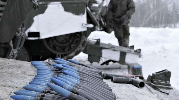 Vor dem Laden wird die Munition nachgegurtet, um die Zahl der Störungen der Bordmaschinenkanone beim Schießen zu minimieren. Foto: Bundeswehr/PAO EFP