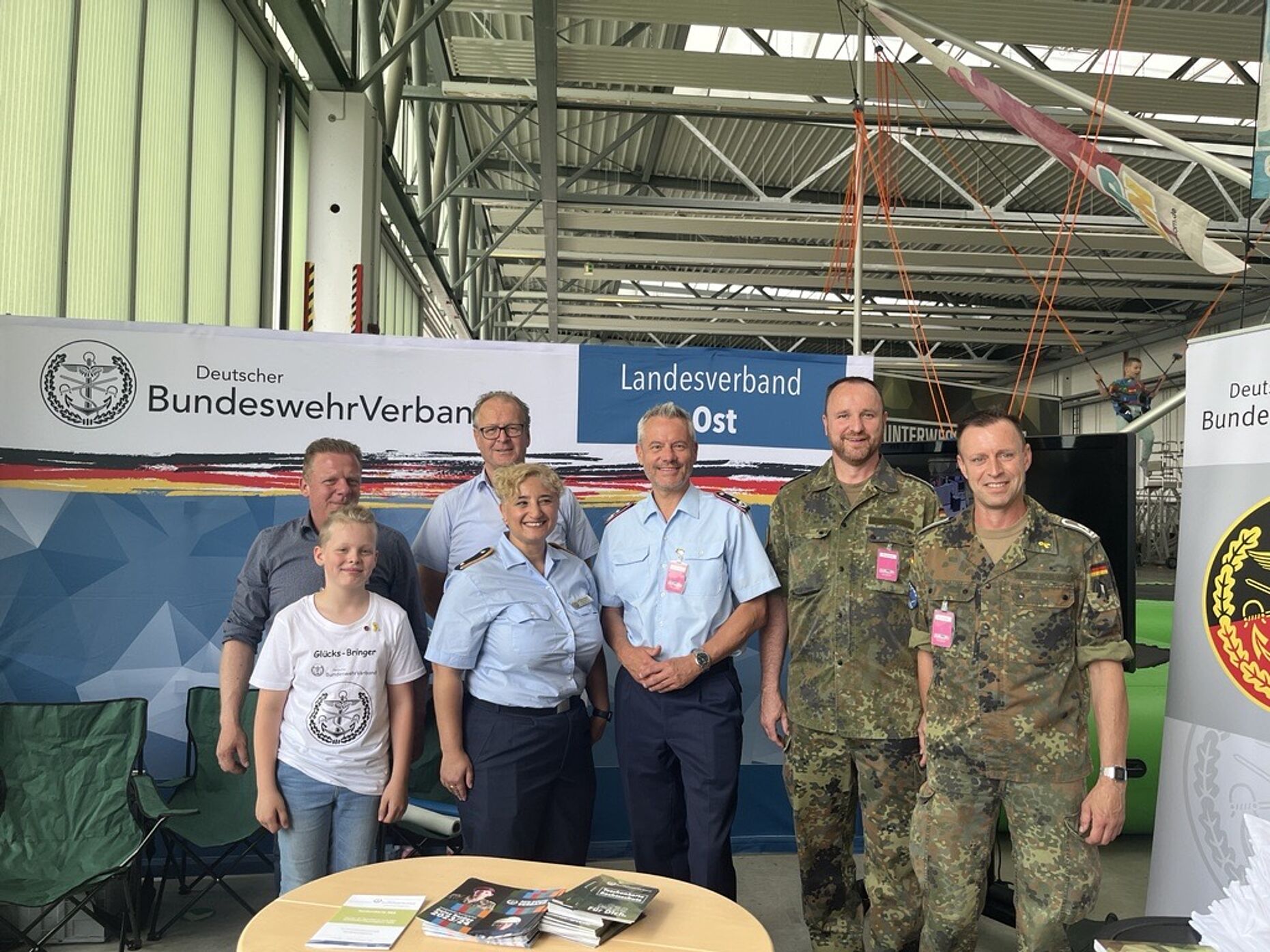 Am Stand des DBwV in Holzdorf (v.l.n.r.): Björn Hellmund (mit Sohn, Mitarbeiter Außendienst LV Ost), Stabsfeldwebel a.D. Peter Goldammer (Standortbeauftragter Schönewalde/Holzdorf), Hülya Süzen (Stellvertretende Vorsitzende Luftwaffe), Oberstleutnant Dr. Detlef Buch (Vorsitzender Fachbereich Besoldung, Haushalt und Laufnahnrecht), Stabsfeldwebel Tino Nicolai (Bezirksvorsitzender Sachsen-Anhalt) und Hauptfeldwebel Tommy Schmidt. Foto: DBwV/Eva Krämer