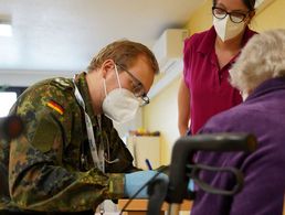 Bei der Arbeit in Pflege- und Seniorenheimen knüpfen die Soldaten und Soldatinnen manchmal enge Kontakte zu den Bewohnern. Eine schöne doch manchmal auch belastende Arbeit. Foto: Bundeswehr/Sascha Jung