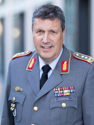 Generalleutnant Markus Laubenthal wird zum 1. April neuer Stellvertreter des Generalinspekteurs der Bundeswehr. Er tritt die Nachfolge von Vizeadmiral Joachim Rühle an, der der zur Nato wechselt. Foto: Bundeswehr/Kraatz