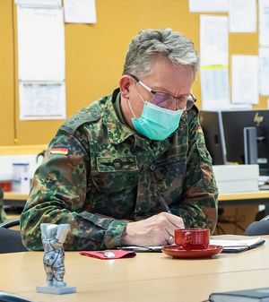 Der Stellvertredende Bundesvorsitzende Hauptmann Andreas Steinmetz beim Briefing über den Corona-Hilfseinsatz im Lagezentrum RegFüSt Süd. Foto: Oliver Schmidt