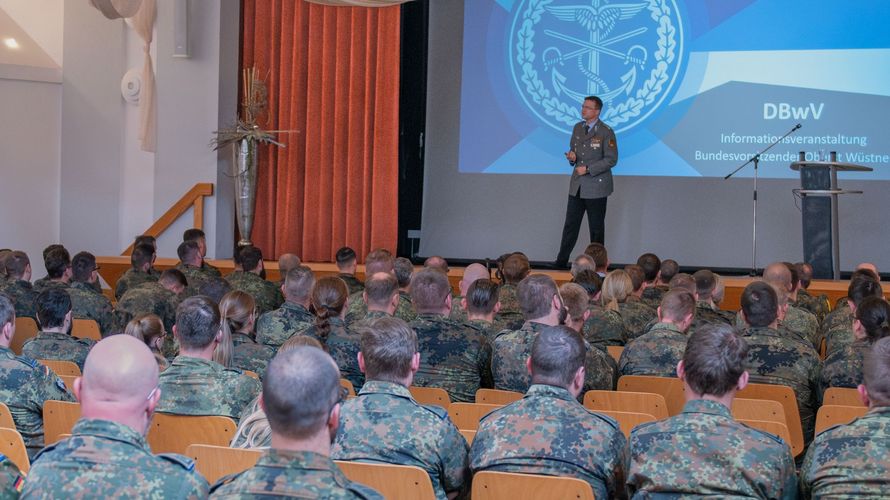 Der Bundesvorsitzende Oberst André Wüstner informierte bei seinem Besuch am Standort Roding über Positionen des Deutschen BundeswehrVerbandes in der Zeitenwende. Foto: RR