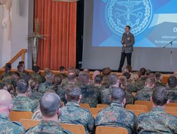 Der Bundesvorsitzende Oberst André Wüstner informierte bei seinem Besuch am Standort Roding über Positionen des Deutschen BundeswehrVerbandes in der Zeitenwende. Foto: RR