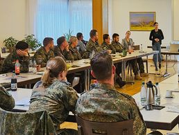 RARin Bindrich vom Sozialdienst der Bundeswehr stellte bei der SaZ-Tagung die Unterstützungsmöglichkeiten für Zeitsoldaten vor. Foto: Steffen Naumann 