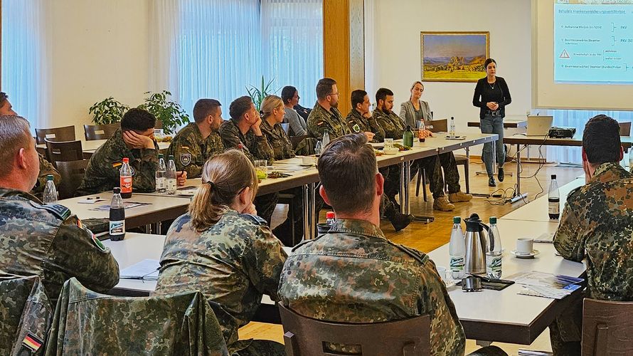 RARin Bindrich vom Sozialdienst der Bundeswehr stellte bei der SaZ-Tagung die Unterstützungsmöglichkeiten für Zeitsoldaten vor. Foto: Steffen Naumann 