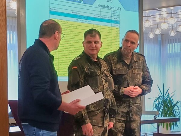 Die hervorragende Arbeit des Kassenwartes Stabsfeldwebel Frank Bott wurde mit der Verdienstnadel in Bronze gewürdigt. Foto: Steffen Naumann