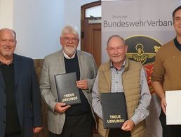 Vorsitzender Kapitänleutnant Dirk Becker (v.l.) mit den geehrten Mitgliedern der Kameradschaft ERH Oberland Michael Holzmann, Christian Grote und Heiner Reis. Foto: Dirk Becker