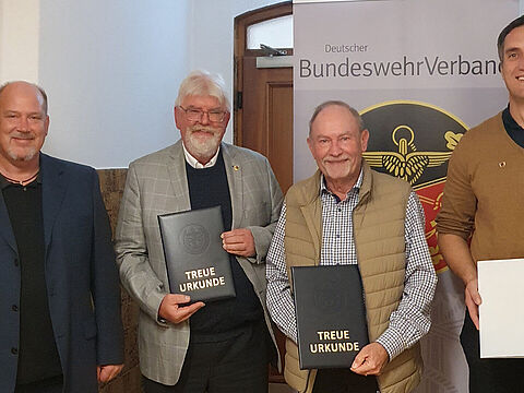 Vorsitzender Kapitänleutnant Dirk Becker (v.l.) mit den geehrten Mitgliedern der Kameradschaft ERH Oberland Michael Holzmann, Christian Grote und Heiner Reis. Foto: Dirk Becker