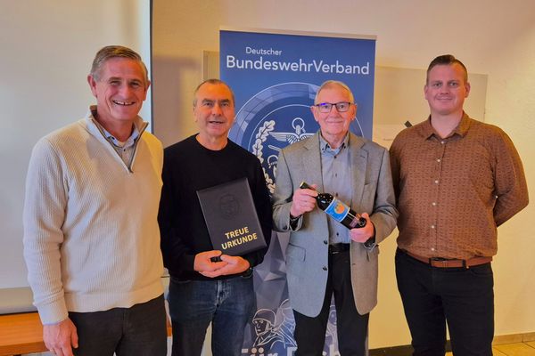 KERH-Vorsitzender Reinhard Goger mit Stabsfeldwebel a.D. Bernd Waninger, Hauptmann a.D. Heinrich Herbort sowie Bezirksvorsitzender Christian Schleicher. Foto: Isabella Schleicher