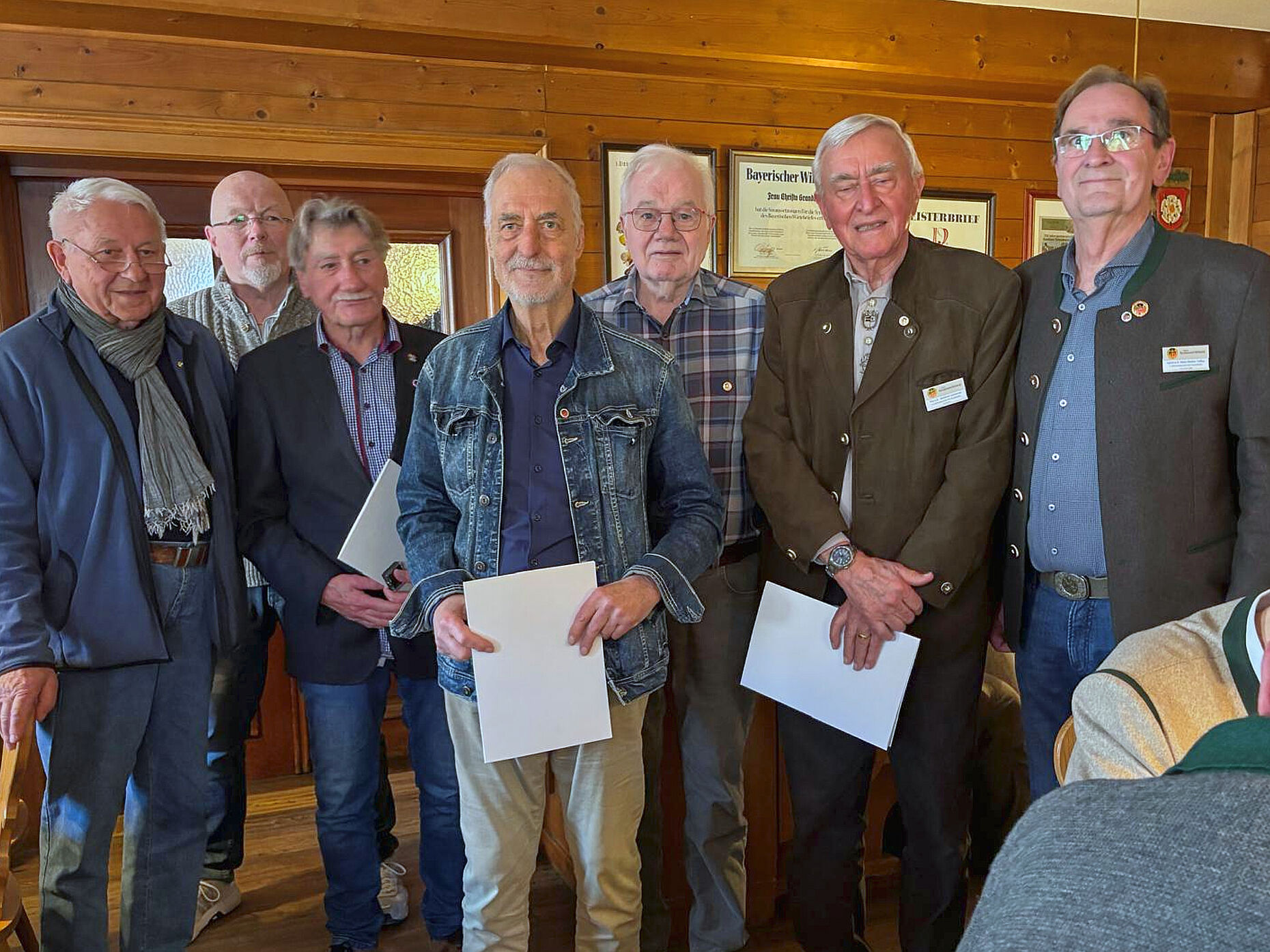 Verdiente Mitglieder erhielten ihre Auszeichnungen: Major d.R. Harald Mengen (v.l.), Stellvertreter Siegfried Schumacher, Oberstabsfeldwebel a.D. Reinhold Zahn, Oberstleutnant a.D. Ulrich Buchner, Hauptmann a.D. Karl-Heinz Zenz, Major a.D. Manfred Zahnleiter, Vorsitzender Hans-Walter Teßler. Foto: KERH Rosenheim