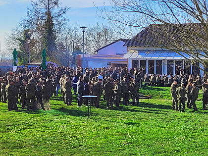 Bei frühlingshaftem Wetter luden Spieße und die StoKa in der General‑Dr.-Speidel‑Kaserne in Bruchsal beim Angrillen zu Genuss, Begegnung und Kameradschaft ein. Foto: Heiko Steng