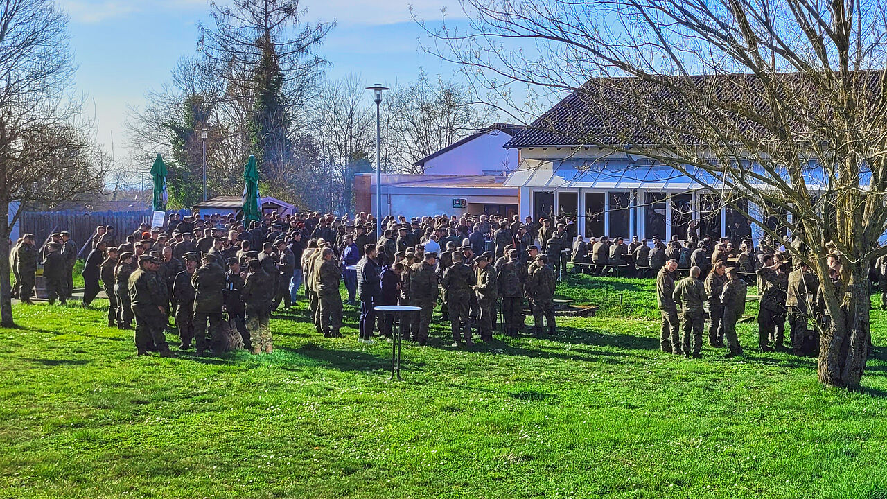 Bei frühlingshaftem Wetter luden Spieße und die StoKa in der General‑Dr.-Speidel‑Kaserne in Bruchsal beim Angrillen zu Genuss, Begegnung und Kameradschaft ein. Foto: Heiko Steng
