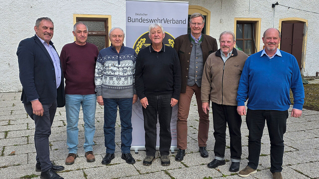 Mit einem weitgehend konstanten, punktuell erweiterten Vorstand unter Vorsitz von Kapitänleutnant Dirk Becker (1.v.r.) wird die KERH Oberland auch im Jahr ihres 20-jährigen Bestehens die erfolgreiche Arbeit fortsetzen. Foto: Dirk Becker