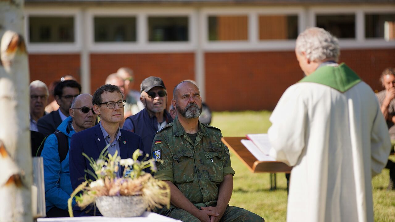 Der Festakt zum Veteranentag beim HSG 64 in Laupheim begann mit einem Feldgottesdienst. Foto: HSG 64 Presse
