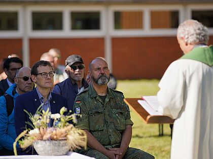 Der Festakt zum Veteranentag beim HSG 64 in Laupheim begann mit einem Feldgottesdienst. Foto: HSG 64 Presse