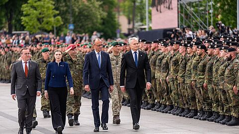 Aufstellungsappell der Litauenbrigade in Vilnius: Verteidigungsminister Boris Pistorius (SPD), die litauische Verteidigungsministerin Dovile Sakaliene, Bundeskanzler Friedrich Merz (CDU) und Gitanas Nauseda, Präsident von Litauen. Foto: picture alliance/dpa/Michael Kappeler