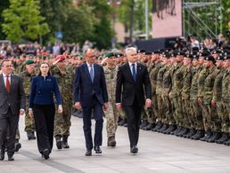Aufstellungsappell der Litauenbrigade in Vilnius: Verteidigungsminister Boris Pistorius (SPD), die litauische Verteidigungsministerin Dovile Sakaliene, Bundeskanzler Friedrich Merz (CDU) und Gitanas Nauseda, Präsident von Litauen. Foto: picture alliance/dpa/Michael Kappeler