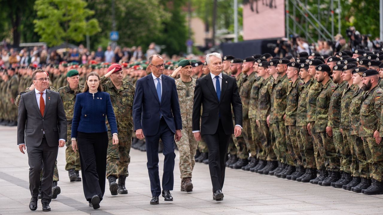 Aufstellungsappell der Litauenbrigade in Vilnius: Verteidigungsminister Boris Pistorius (SPD), die litauische Verteidigungsministerin Dovile Sakaliene, Bundeskanzler Friedrich Merz (CDU) und Gitanas Nauseda, Präsident von Litauen. Foto: picture alliance/dpa/Michael Kappeler