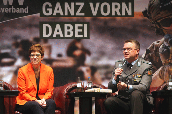 Verteidigungsministerin Annegret Kramp-Karrenbauer im Dialog mit dem Bundesvorsitzenden, Oberstleutnant André Wüstner. Foto: DBwV/Mika Schmidt