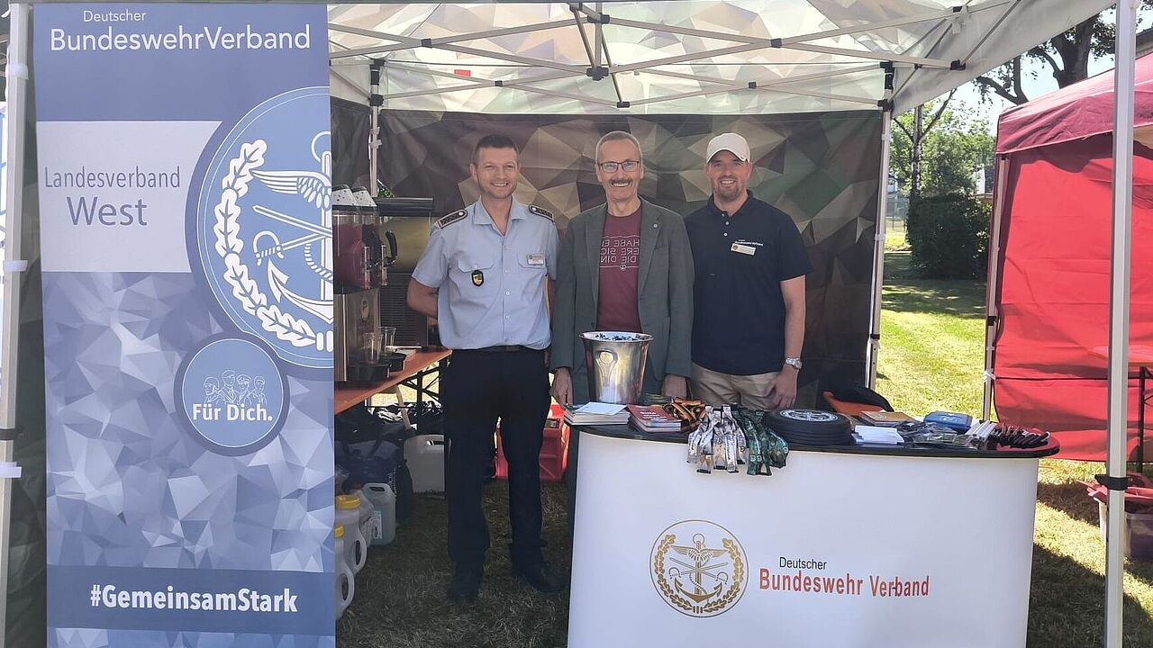 Infostand des DBwV mit Oberstabsfeldwebel Björn Büscher (von links), Generalleutnant Robert Sieger und Regierungsoberamtsrat Sebastian Käding. Foto: Sebastian Käding
