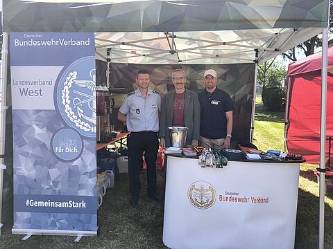 Infostand des DBwV mit Oberstabsfeldwebel Björn Büscher (von links), Generalleutnant Robert Sieger und Regierungsoberamtsrat Sebastian Käding. Foto: Sebastian Käding