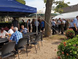 Zwanglos miteinander ins Gespräch kommen, Meinungen austauschen und über den Tellerrand schauen konnten DBwV Mitglieder beim Sommerfest auf der Bonner Hardthöhe. Foto: Markus Dönig 
