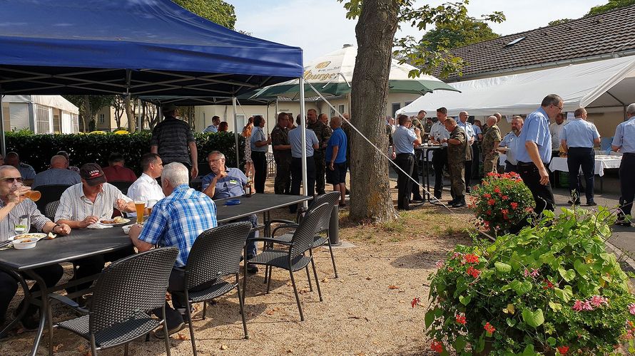 Zwanglos miteinander ins Gespräch kommen, Meinungen austauschen und über den Tellerrand schauen konnten DBwV Mitglieder beim Sommerfest auf der Bonner Hardthöhe. Foto: Markus Dönig 