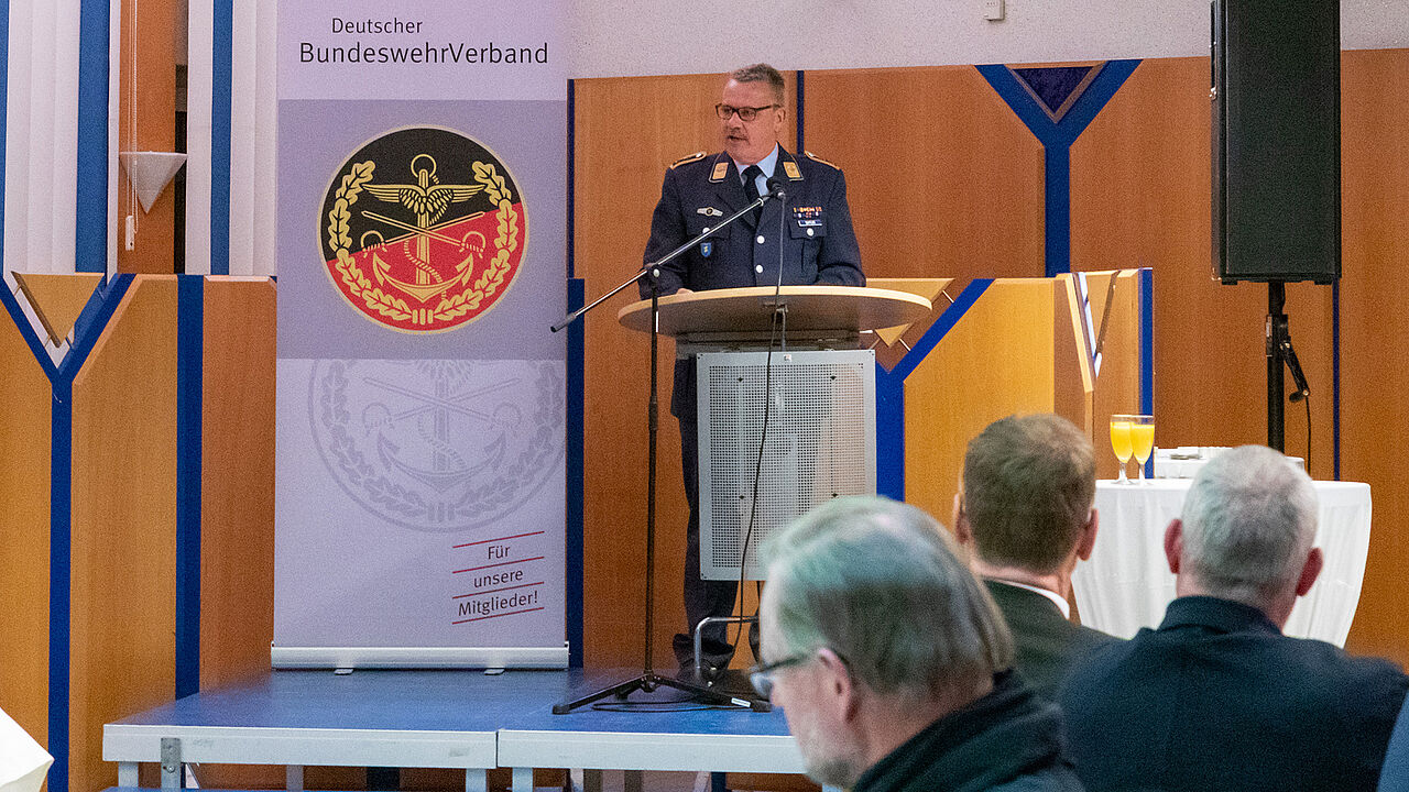Empfang in Kalkar – geglückter Neustart der Traditionsveranstaltung am Niederrhein, so war die einhellige Meinung der Teilnehmenden. Mit der Eröffnung des Buffets wurde ein geselliger Abend mit angeregten Gesprächen eingeleitet. Foto: Ines Heek